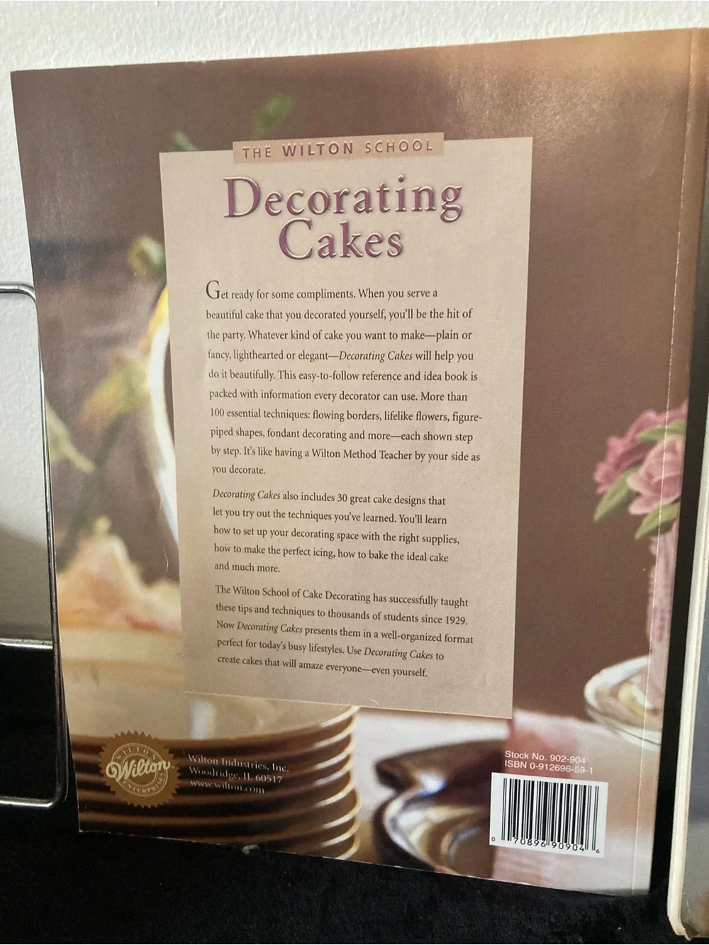 Wilton Wedding and Specialty Cake Decorating Guide Lot of 2